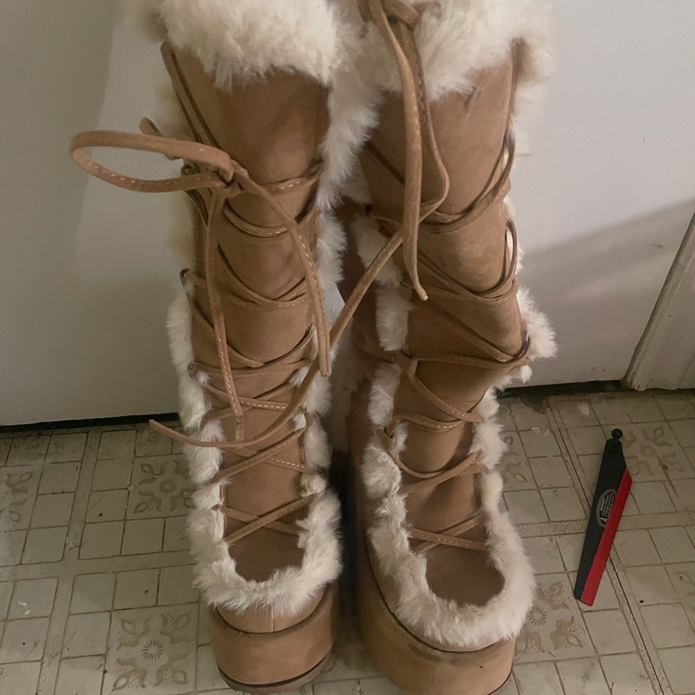 Elegant Tan Fur-Lined Women's Winter Boots